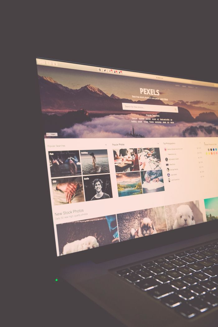 Écran d’ordinateur portable affichant le site Pexels, parfait pour répondre aux besoins en photos de stock.